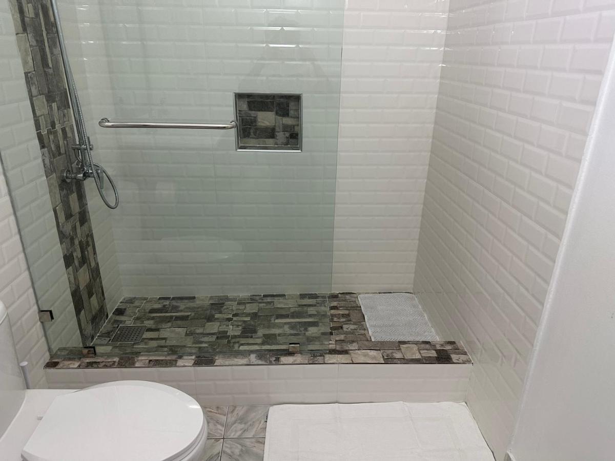 Remarkable 1-Bed Apartment In 몬테고 베이 외부 사진