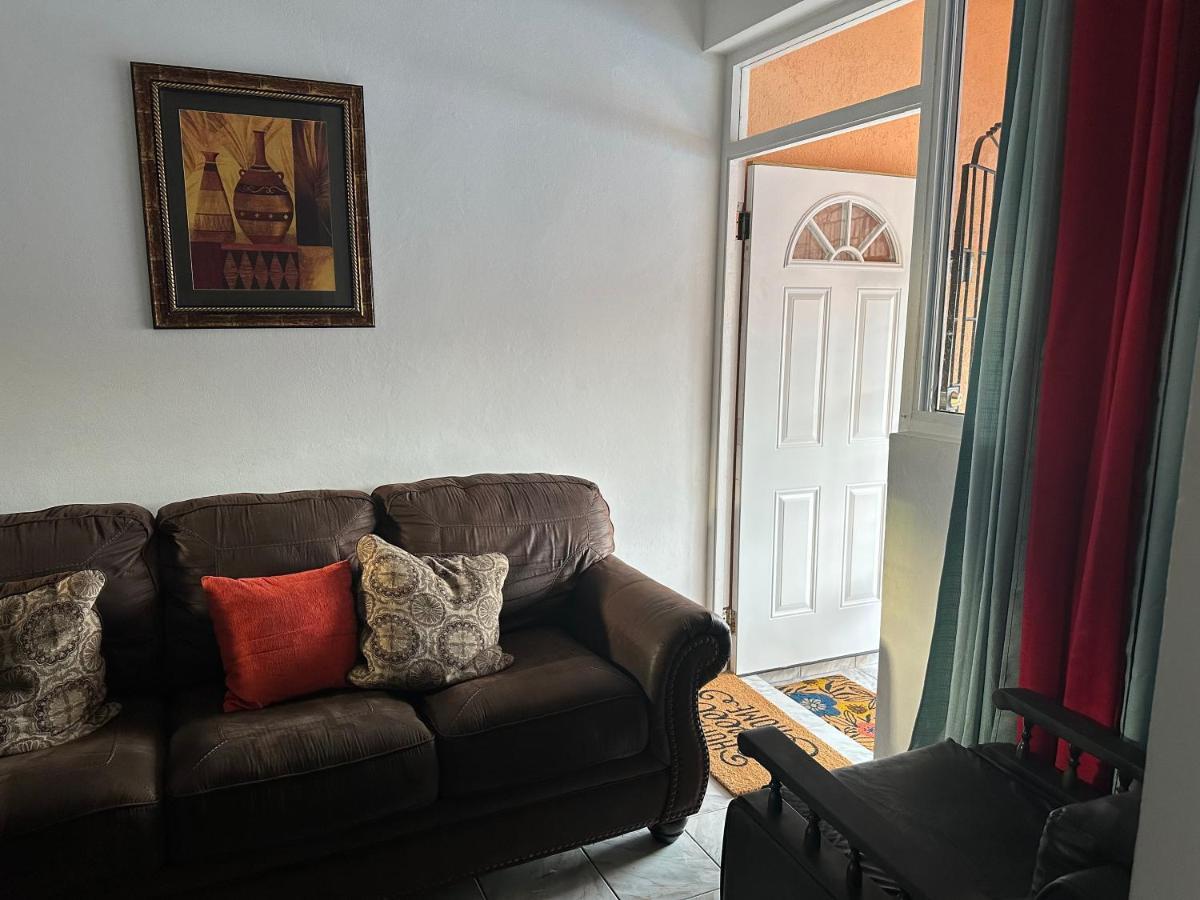 Remarkable 1-Bed Apartment In 몬테고 베이 외부 사진